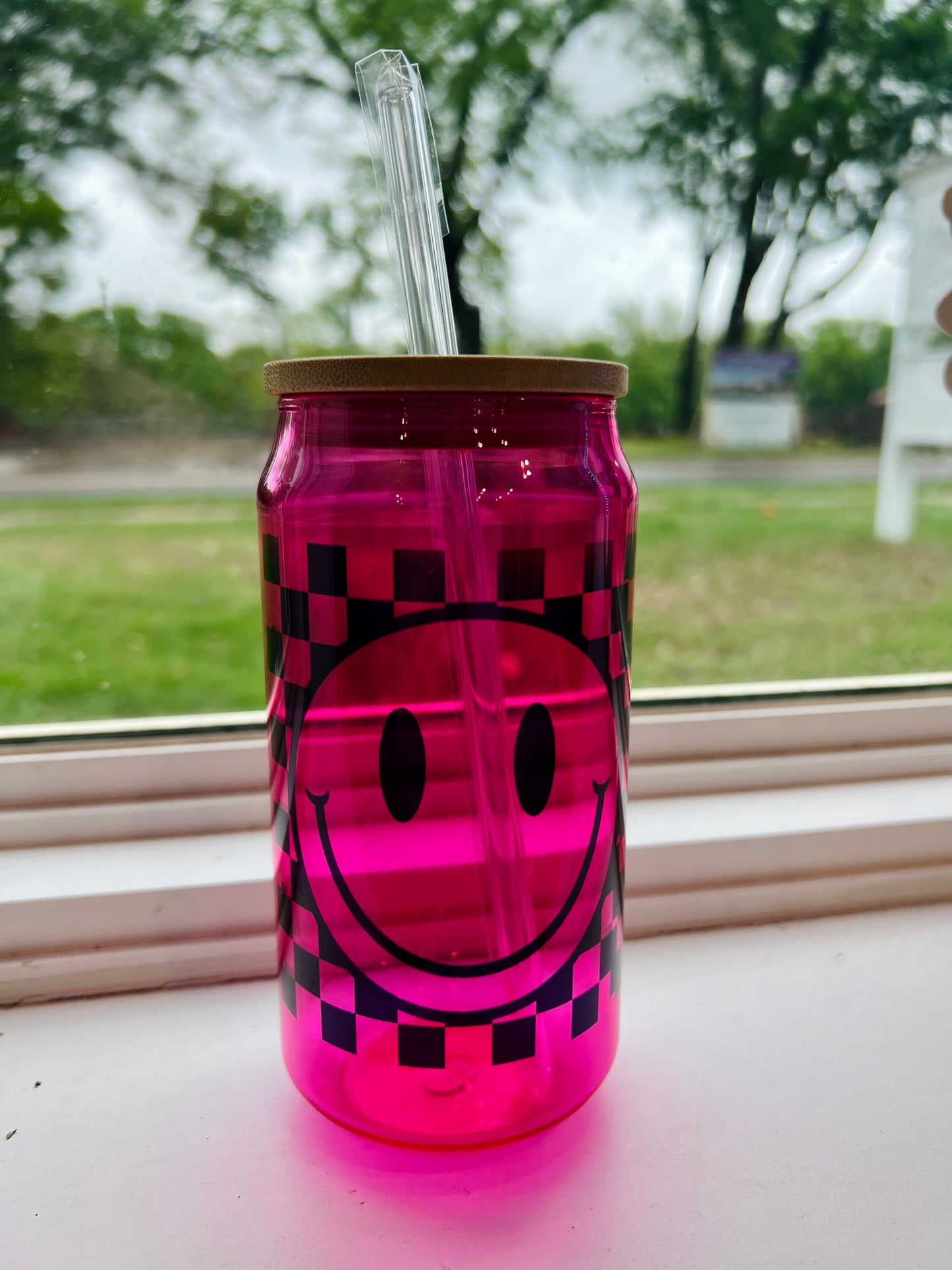 16 oz Checkered Smiley on Pink Glass Can