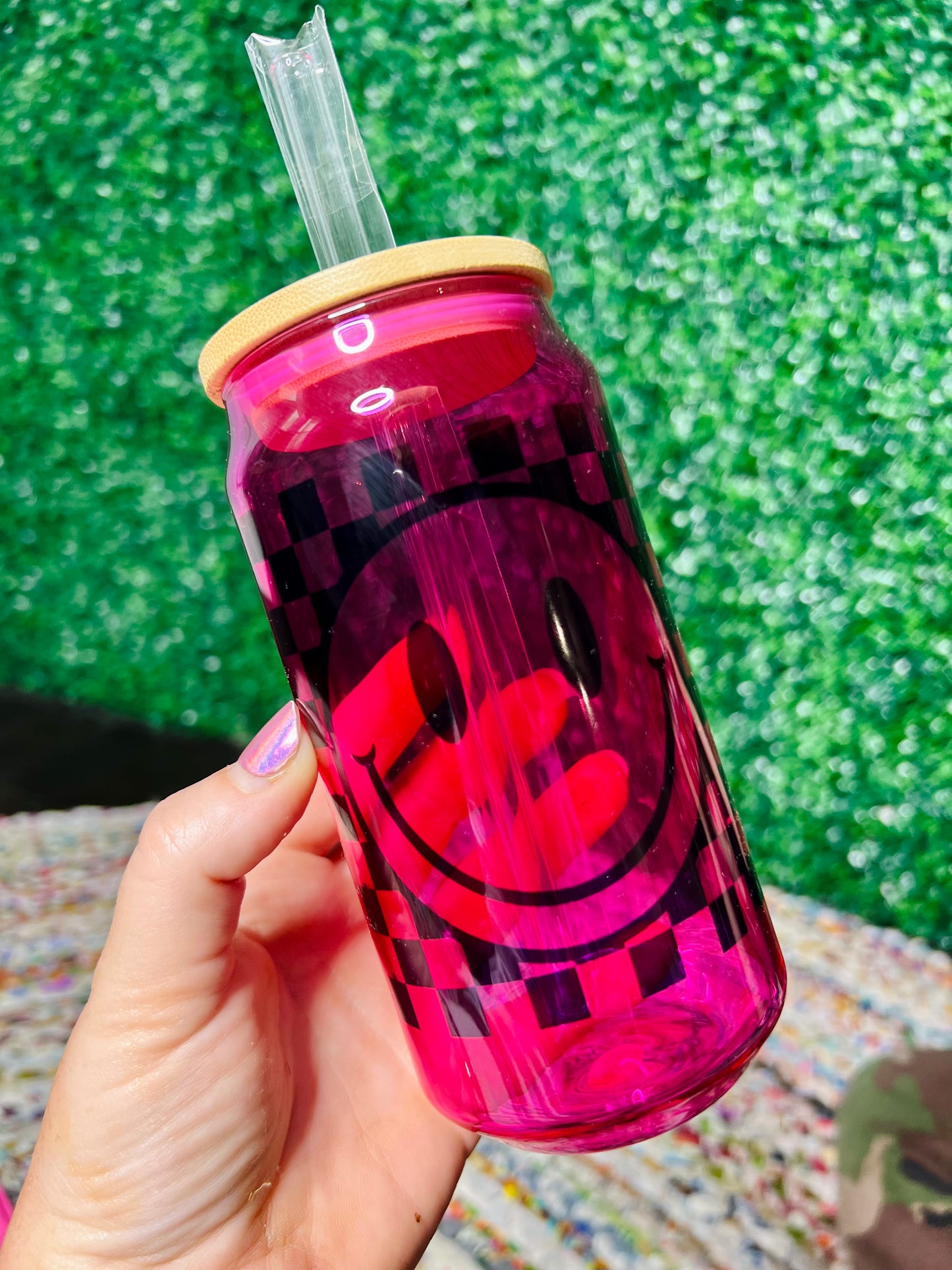 16 oz Checkered Smiley on Pink Glass Can