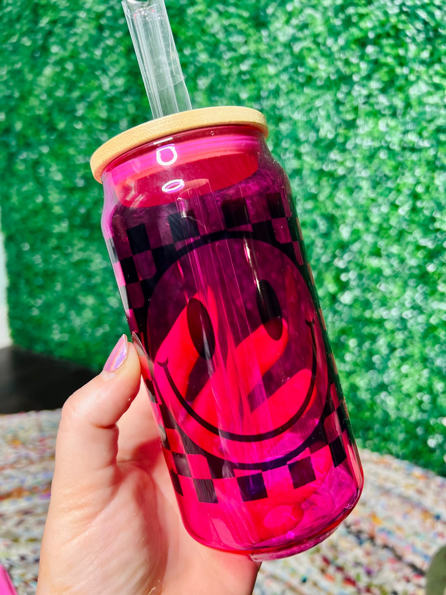 16 oz Checkered Smiley on Pink Glass Can