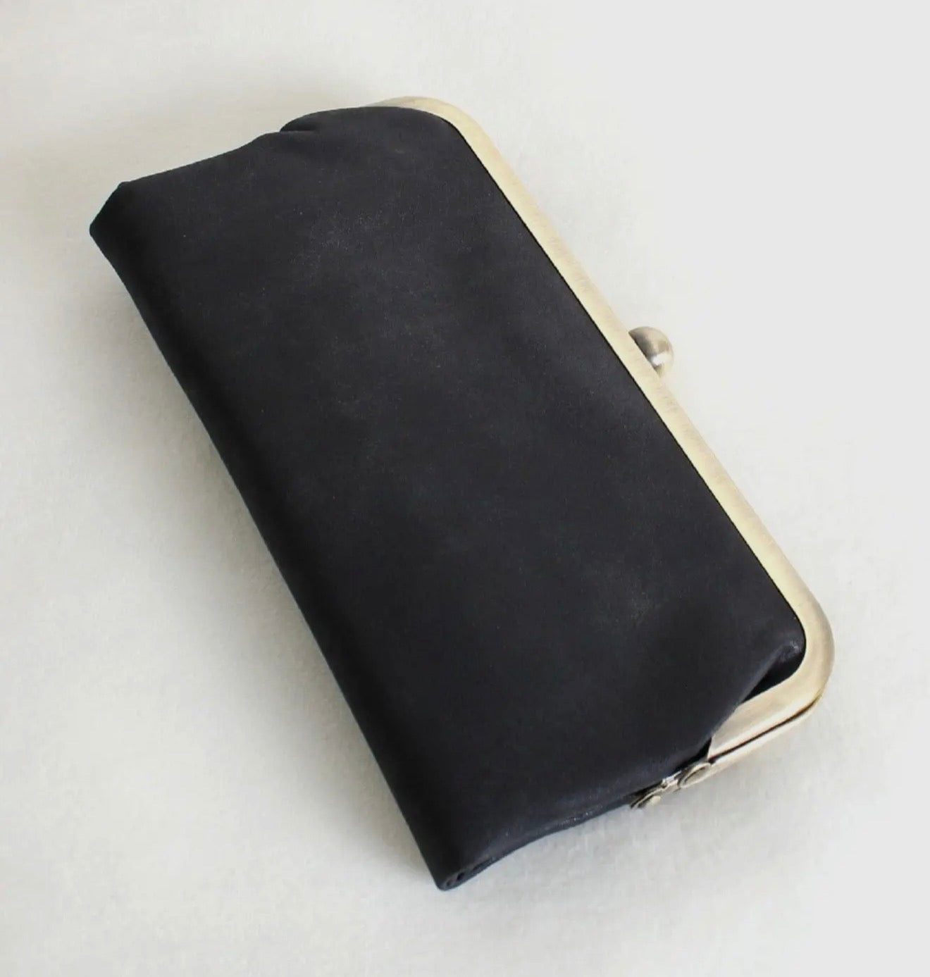 Karen Kiss Lock Clutch in Black